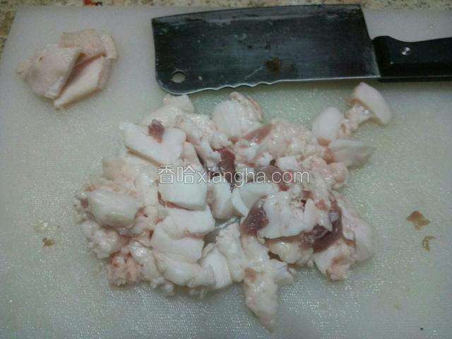 切去猪皮，再切小块切薄，才容易炸油