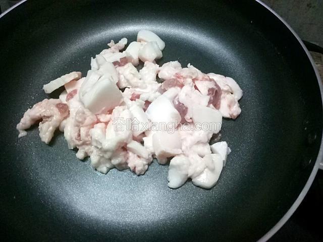 放不粘锅里先用小火煎出油