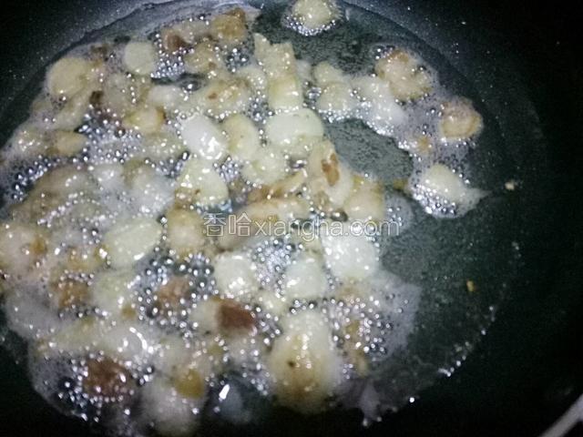 炸至油片微黄，不要太干可以留着炒菜用