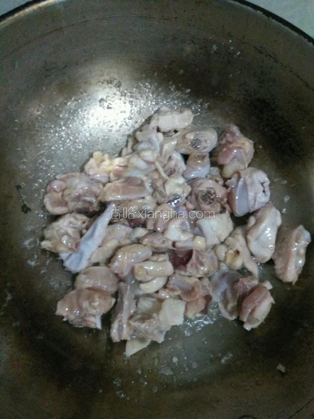 热锅放油，下鸡肉翻炒。