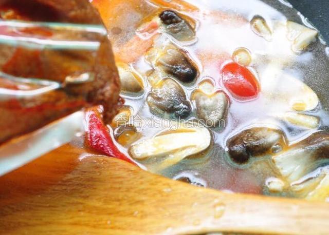锅中倒入清水，大火煮开后加入泰式冬阴功汤料包，煮到泰式冬阴功汤料溶解于汤中，中小火慢炖10分钟