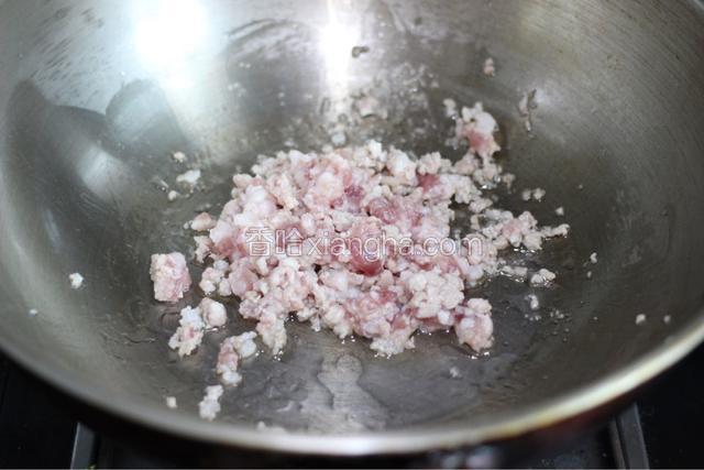 起个油锅，煸炒肉末，倒入适量料酒，然后盛出备用
