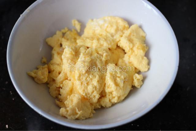 然后油锅里再加入适量油，翻炒鸡蛋，然后盛出备用