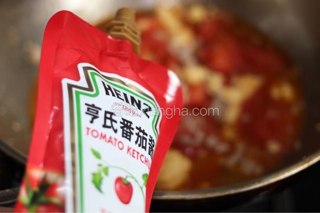 翻炒之后再倒入番茄酱，因为是给小孩吃的，所以选择了添加剂较少的番茄酱