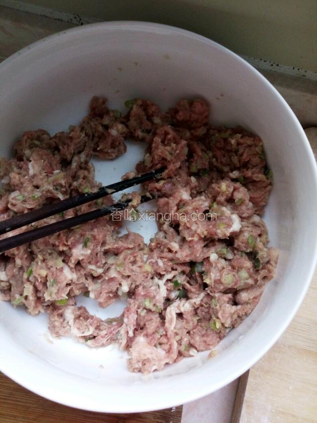 猪肉加葱花和姜剁成馅