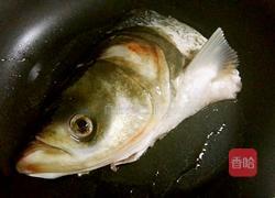 酸菜鱼头汤的做法图解2