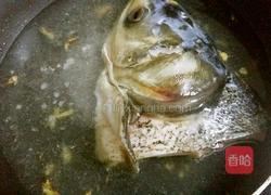 酸菜鱼头汤的做法图解3