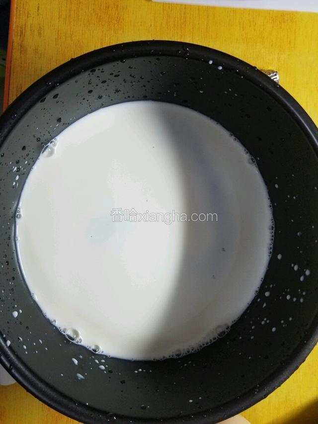 容器里倒入牛奶加上糖粉预热一下。