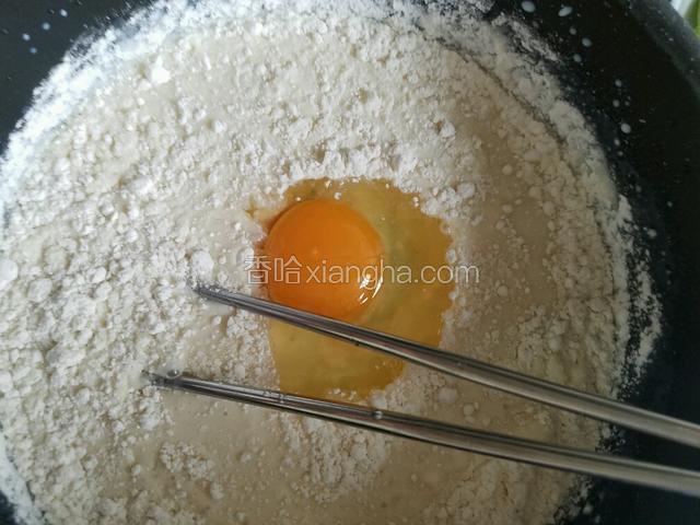 再打入鸡蛋继续搅拌，再加入玉米油。