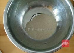 木耳芹菜包子的做法图解1