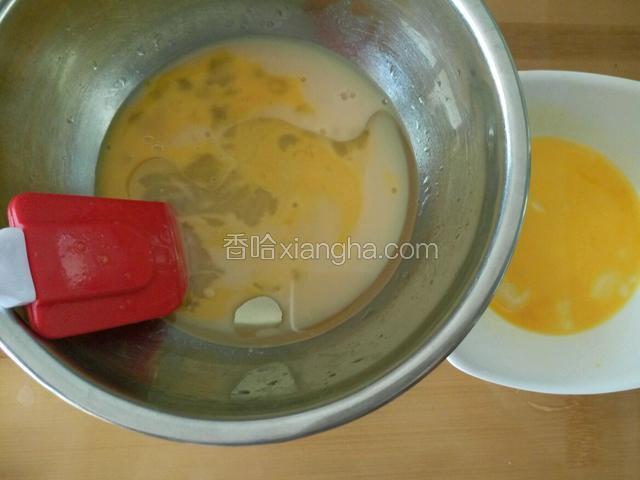 再加入油和鸡蛋液，少留一点鸡蛋液留着最后刷面