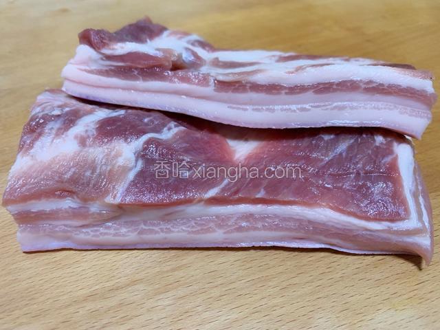 五花肉冷水入锅焯水，洗净杂质。锅中重新加入冷水放入肉大火煮至肉可以轻松用筷子穿透（水留着炖酸菜）