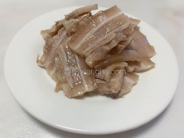 煮好的五花肉晾凉切薄片