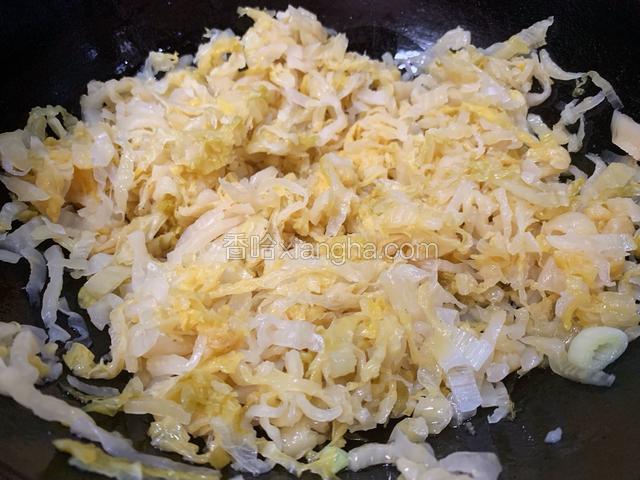 热锅冷油，油热加入葱花炒香加入酸菜翻炒断生