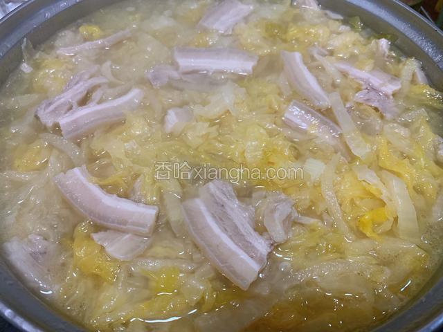 加入炖肉的水，调料盒，姜片大火烧开加入肉片转小火炖煮半小时撒适量盐