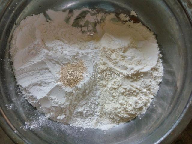 准备糯米粉100克，普通面粉50克，酵母3克，糯米粉和面粉的比例是2:1