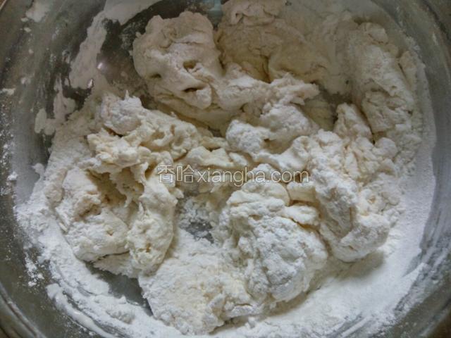 温水一碗，分次加入用筷子搅拌成面片