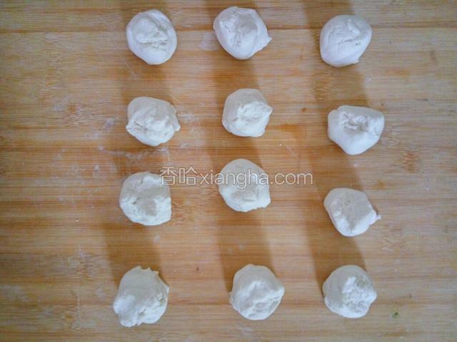 醒好的面团用手揪均匀的小块