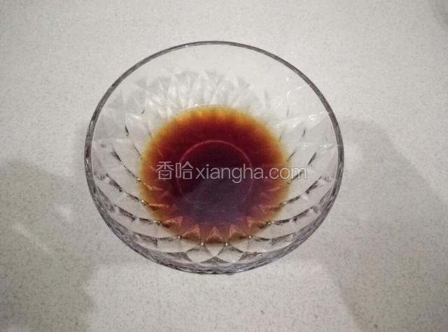 用白糖，生抽，盐，料酒盐兑换好酱油混合物，待用。