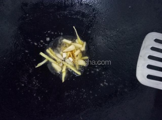 依次炸好所有的虾，把锅中多余的油倒出来，留些许油待用，倒入姜丝蒜呛锅。