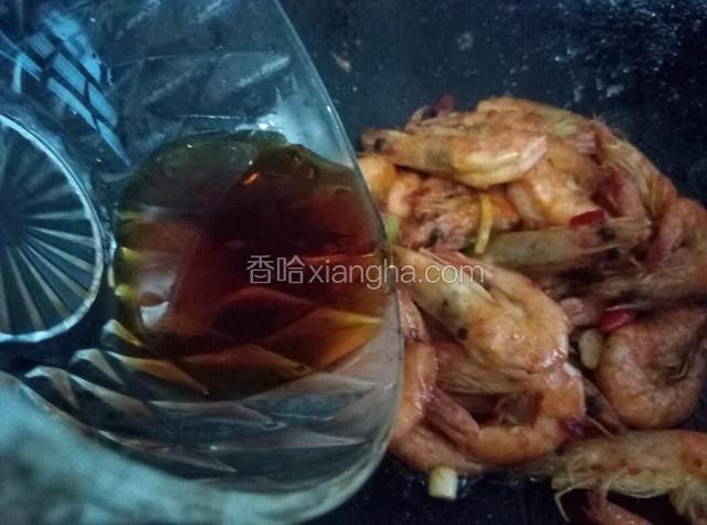 再往锅中倒入酱油混合物，快速翻炒，即可出锅。