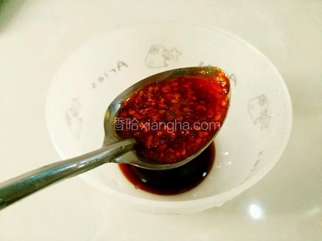 准备拌酱，一勺半味极鲜酱油，一勺辣椒油，蚝油一勺，芝麻酱一勺，盐少许。