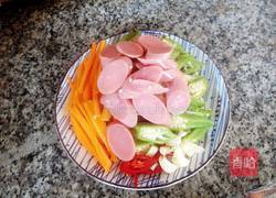 秋葵炒香肠的做法图解2