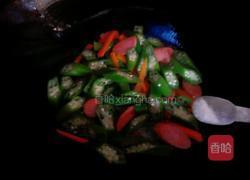 秋葵炒香肠的做法图解5