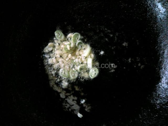 锅中放适量油，放葱蒜爆香