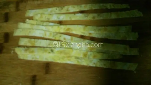 鸡蛋皮切成条
