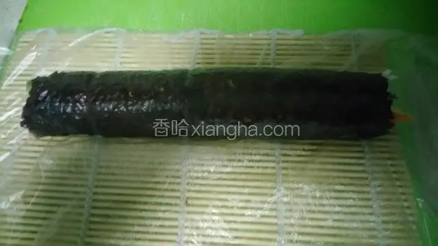 用寿司帘慢慢卷起，卷紧包好即可