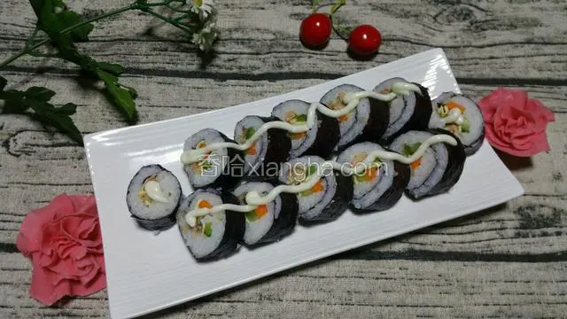 用刀切成小块，加入少许沙拉酱即可食用