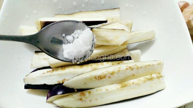 把茄子洗干净，切条状撒入少许盐