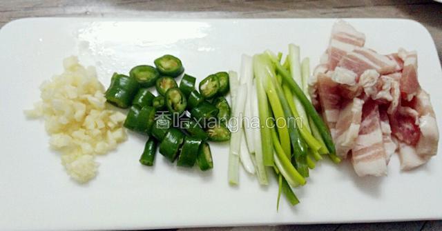 把配料处理好，五花肉切片  蒜辣椒切碎 葱切段