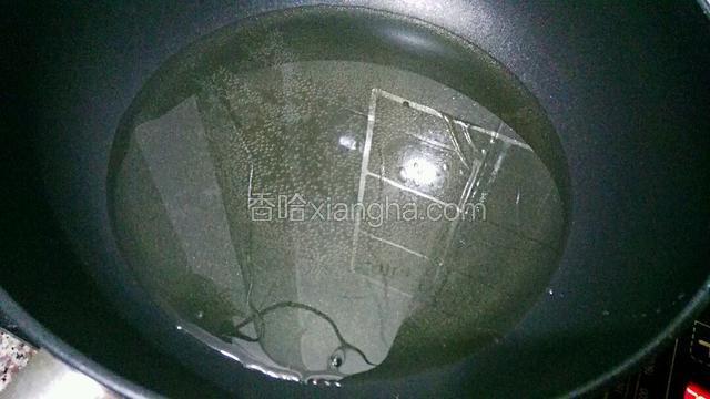 锅放入适量的油烧至八成热