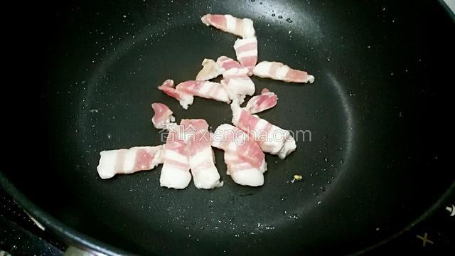 锅留底油，把五花肉放入煸炒出油