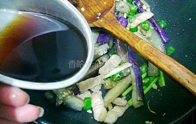 用蚝油水调成酱汁  调味
