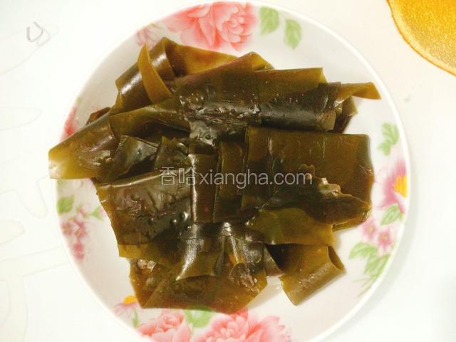 海带用清水浸泡四五个小时，期间换两次水。泡好后彻底洗净，切块备用。