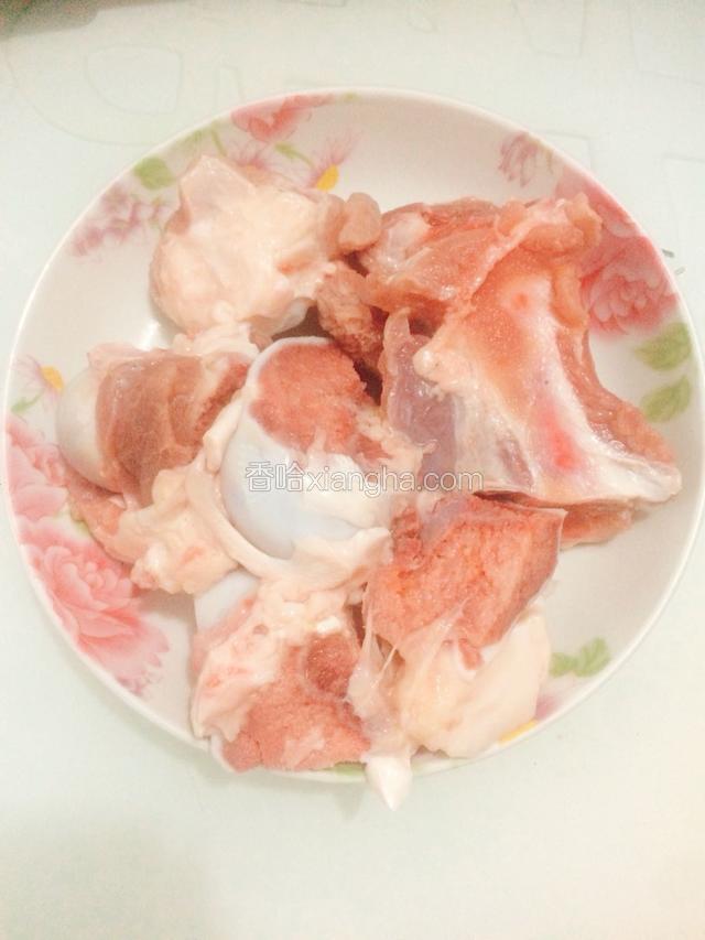 大骨斩块，用水洗净。