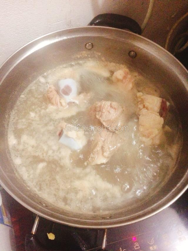 洗好的大骨放入锅内，加适量水，放入姜片，开大火煮至水沸再煮两三分钟，关火。把水倒掉，骨头洗干净。