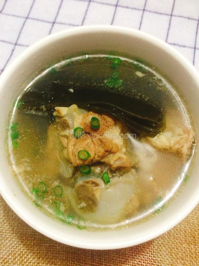 出锅前加少许盐调味，再撒上葱花装饰