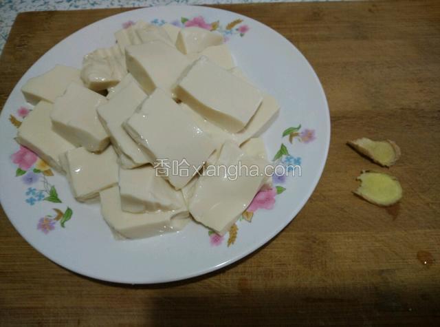 将豆腐切厚片，用水冲一下