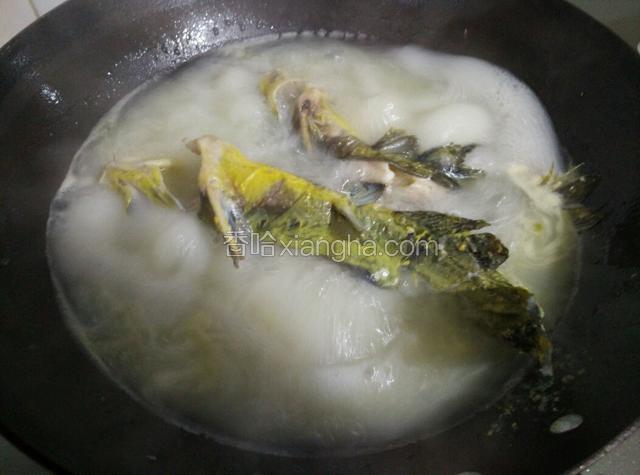 看汤汁发白时将豆腐放入煮15分钟左右