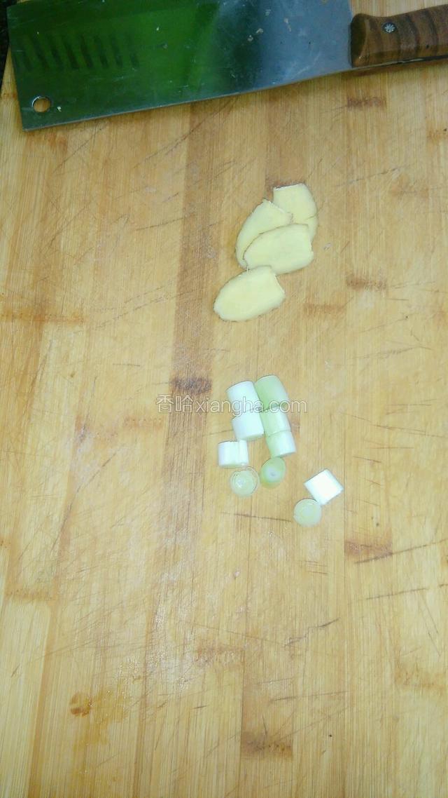 姜切片，葱切段。