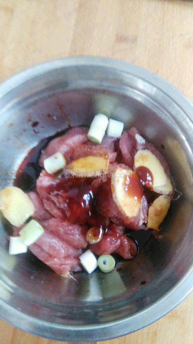 里脊肉加入葱，姜，酱油，耗油，盐抓匀腌15分钟入味。
