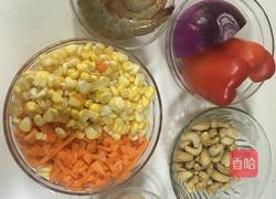 胡萝卜玉米虾仁炒饭的做法图解1