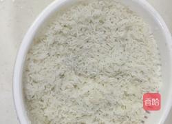 胡萝卜玉米虾仁炒饭的做法图解3