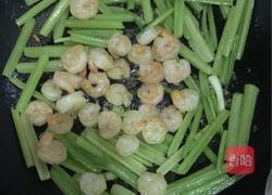 虾仁炒芹菜的做法图解6