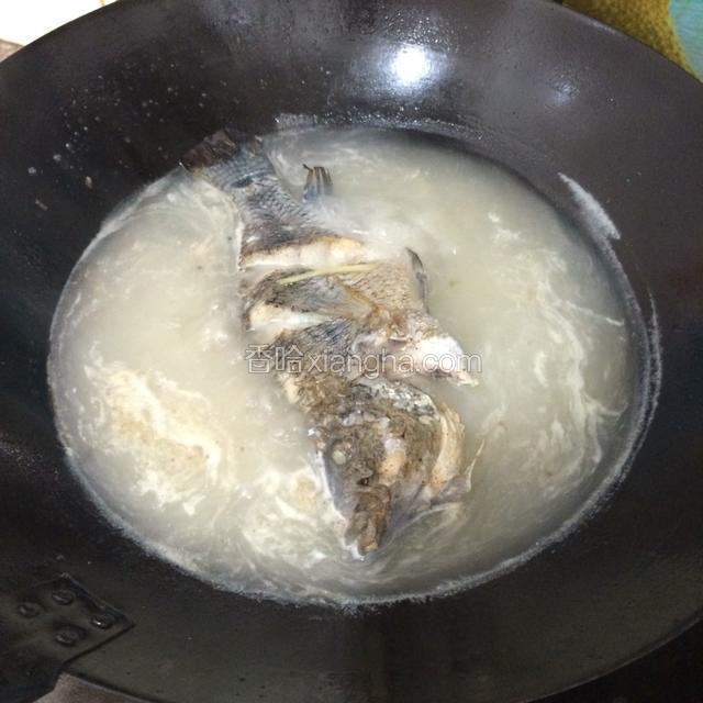 加入少许盐和适量料酒，再加适量的开水。