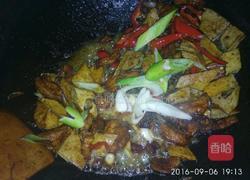 五花肉炒腐干的做法图解7